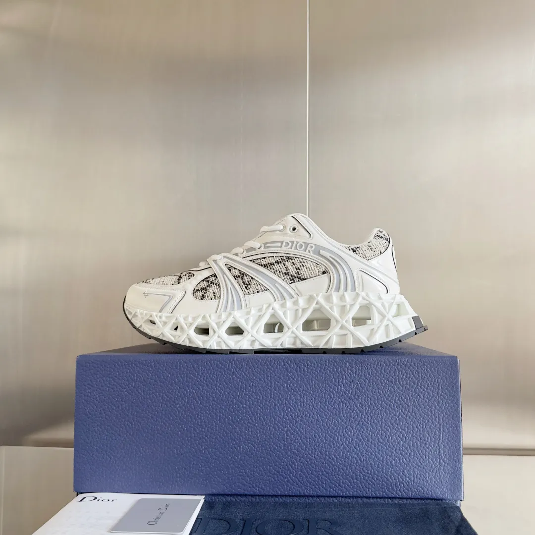 【DIOR】P:800💰 Men's 39-44. (Male 45.46 custom-made) Dior kawa Dior joint 2025ss casual sports shoes‼ ️ Reinterpret running shoes with dior’s haute couture style. b35 is made of fine-textured leather and mesh fabric materials. It can be worn in all seasons, is comfortable and breathable, and has many lines on the shoe body to outline details. It has a full retro three-dimensional feel and can create a casual look all year round!